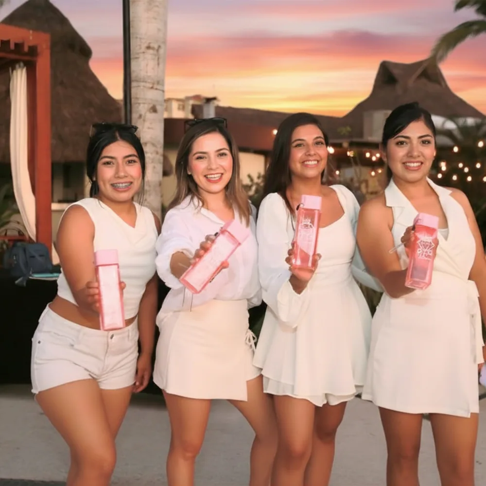 Comunidad GTR Woman · cuatro socias con botellas firmadas